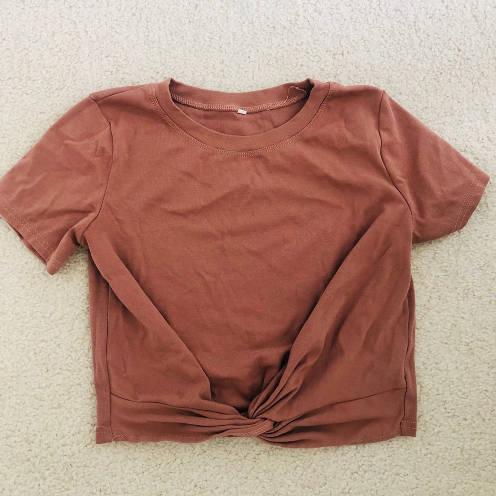 🤎Tan front knot crop to tee🤎
